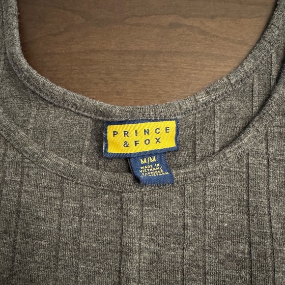 Prince & Fox Gray Ribbed Women's Top - Picture 3 of 4
